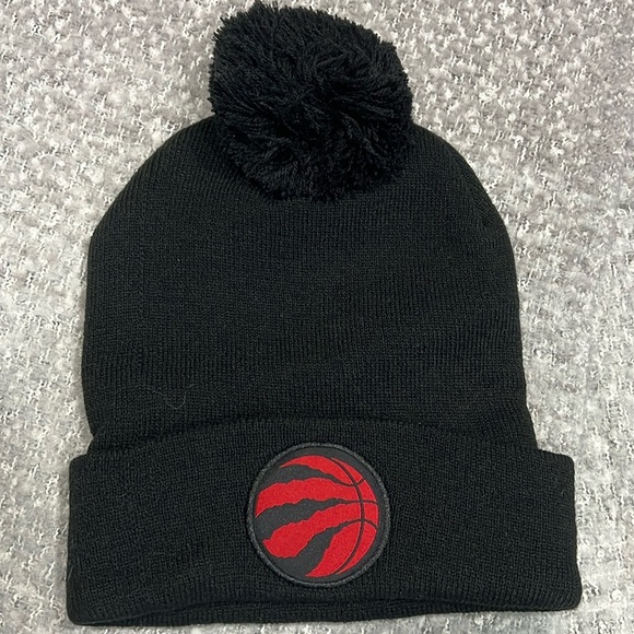 (42) NWOT raptors winter hat - Picture 1 of 2